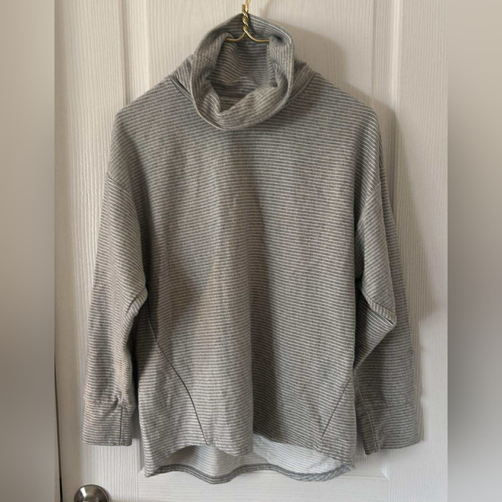 Cable & Gauge Gray and White Striped T Neck Top
